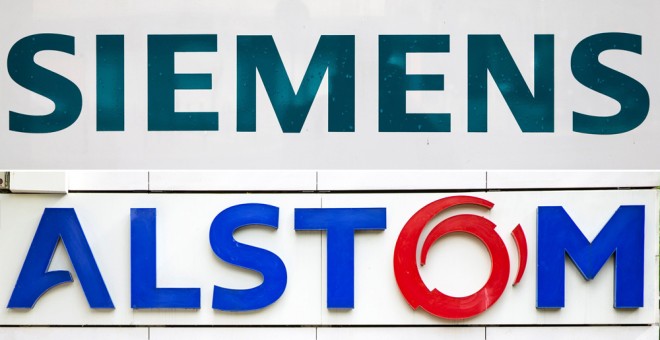 Combo de fotografías de archivo fechadas el 27 de abril de 2014, que muestran los logos de las compañías Siemens (arriba) y Alstom (abajo) en París, Francia. EFE/ Etienne Laurent