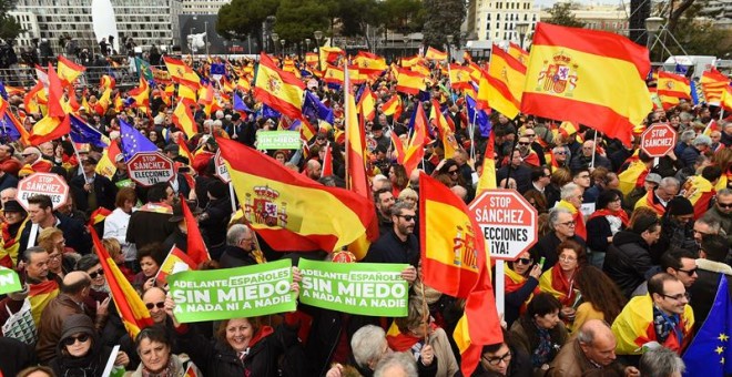 Cientos de personas participan en la concentración convocada por el PP, Ciudadanos y Vox en la plaza de Colón de Madrid. EFE/Fernando Villar