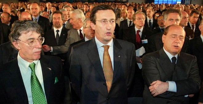 Bossi, Fini y Berlusconi, en el primer congreso de la democristiana UDC, celebrado en Roma en 2002. / AFP