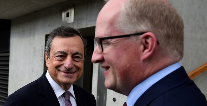 Foto de septiembre de 2017, del presidente del Banco Central Europeo, Mario Draghi, que saluda al gobernador del Banco Central de Irlanda, Philip Lane, en el Trinity College de Dublín. REUTERS / Clodagh Kilcoyne