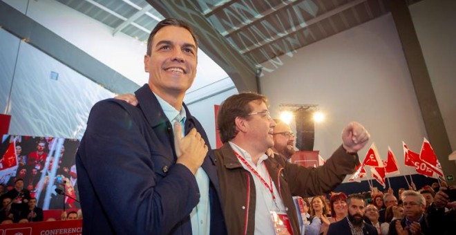 Pedro Sánchez junto al secretario general del PSOE de Extremadura, Guillermo Fernández Vara, este domingo. EFE