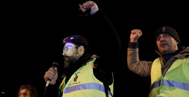 El activista francés Jerome Rodrigues (c), uno de los líderes de los 'Gilets Jaunes' (chalecos amarillos), habla durante una manifestación contra la violencia policial este miércoles en Argenteuil, al norte de París (Francia). El llamado 'gilets jaunes'