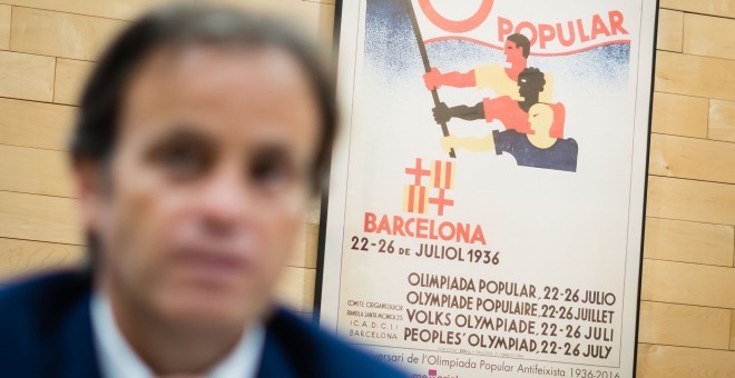 Cartel de la Olimpiada Popular en el despacho de Asens en el Ayuntamiento de Barcelona. / JOEL KASHILA