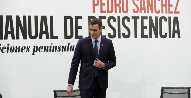 El presidente del Gobierno, Pedro Sánchez, durante la presentación de su libro 'Manual de resistencia',  en un hotel de Madrid. EFE/Kiko Huesca
