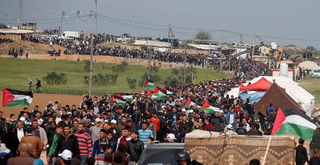 Decenas de miles de palestinos están participando en las distintas concentraciones de la Marcha del Retorno | REUTERS/ Mohammed Salem