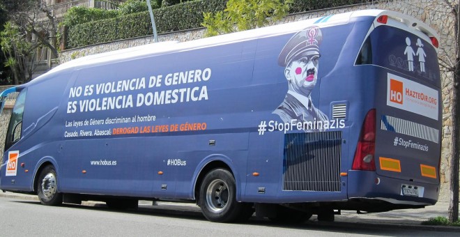 El autobús de HazteOír para la campaña con la que cuestionan lo que denominan 'el feminismo supremacista'.- EP