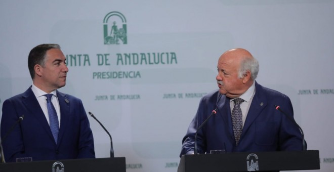 El portavoz del Gobierno andaluz, Elías Bendodo, y el consejero Jesús Aguirre
