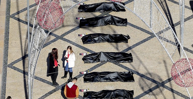 Varias bolsas funerarias dispuestas en el centro de Lisboa para conmemorar el Día Internacional de la Eliminación de la Violencia contra la Mujer | EFE/Archivo