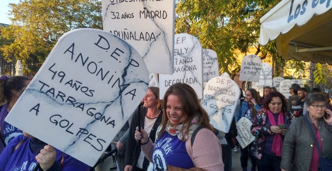 Manifestantes portan lápidas en recuerdo a las mujeres asesinadas por la violencia machista. Raúl Bocanegra