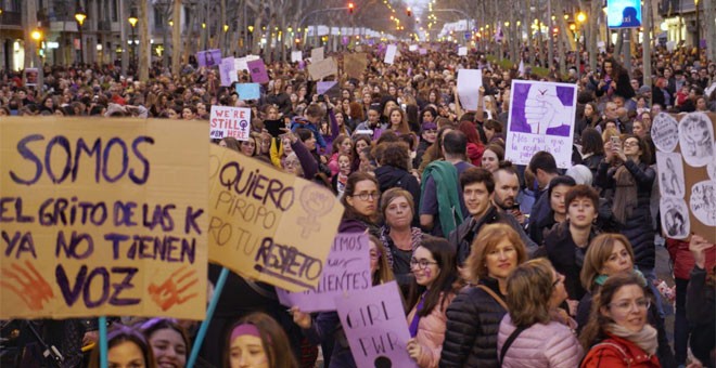 Mujeres en la manifestación de la huelga feminista del 8M en Barcelona. / JOEL KASHILA