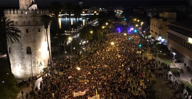 Manifestación feminista en Sevilla, a la altura de la Torre del Oro. / RAÚL BOCANEGRA