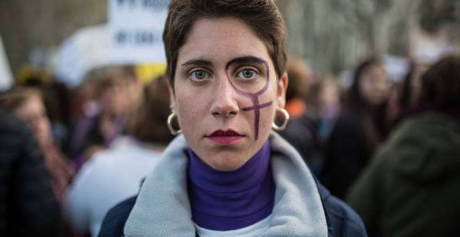 Una joven manifestante posa durante la manifestación del 8M en la Plaza de Neptuno de Madrid.-JAIRO VARGAS