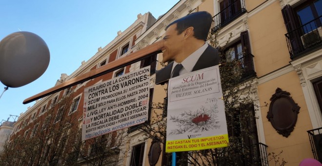 Fotografía de una pancarta de Pedro Sánchez durante la manifestación antifeminista. FERMÍN GRODIRA
