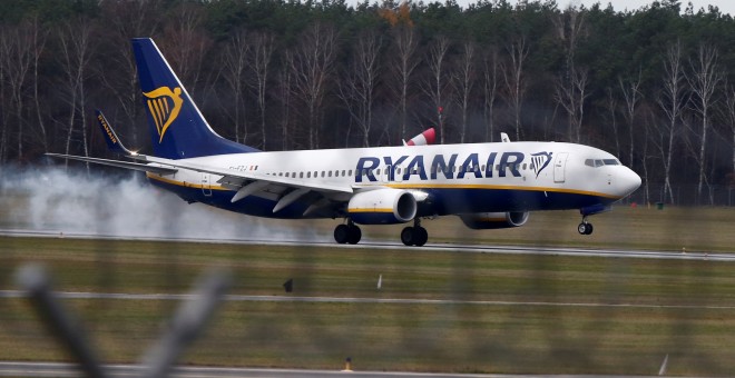 Un aparato de la aerolínea de bajo coste irlandesa Ryanair aterriza en el aeropuerto polaco de Modlin, cerca de Varsovia. REUTERS/Kacper Pempel