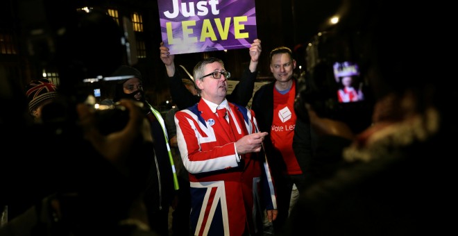 Manifestante pro-brexit, vestido con los colores de la bandera del Reno Unido, delante del Parlamento británico, en Westminster (Londres). REUTERS/Kevin Coombs
