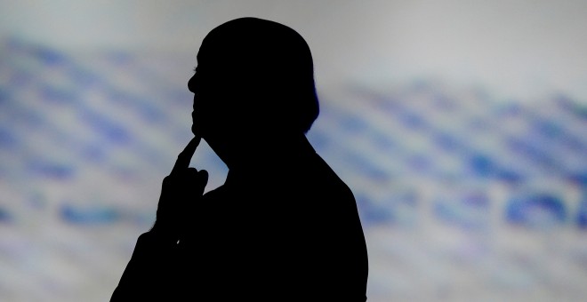 La imagen el expresidente del BBVA, Francisco Gonzalez, observando un video proyectado durante la junta de accionistas del banco de marzo de 2018. REUTERS/Vincent West