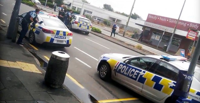 Imagen sacada de las redes sociales donde se observa agentes de Policía corriendo en busca del atacante de la mezquita de Linwood. /REUTERS