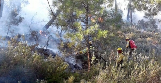 Medios trabajando en la extinción del incendio. / Twitter: @Plan_Infocam