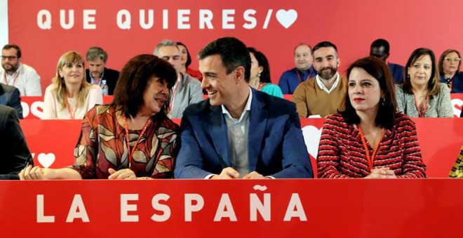 El presidente del Gobierno, Pedro Sánchez, la portavoz del PSOE en el Congreso Adriana Lastra (d), y la presidenta del PSOE Cristina Narbona, en el Comité Federal del PSOE en el que se van a aprobar las listas para las elecciones generales y las europeas,