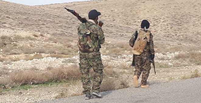 Milicianos de las YBS, unidad afiliada al PKK, patrulla por la zona de Sinyar tras el incidente armado. Foto cedida a PÚBLICO por las YBS