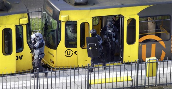Miembros de las Fuerzas Especiales de la Policía revisan un tranvía en la plaza 24 de Octubre en Utrecht (Holanda). - EFE