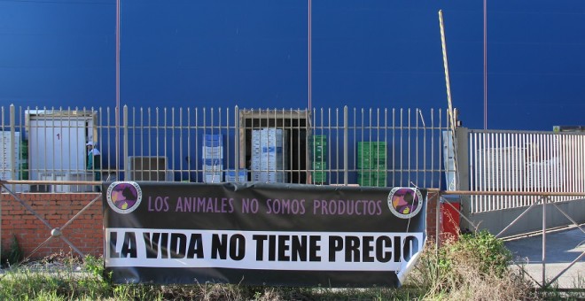 Pancarta colocada en la puerta del matadero: 'Los animales no somos productos. La vida no tiene precio'