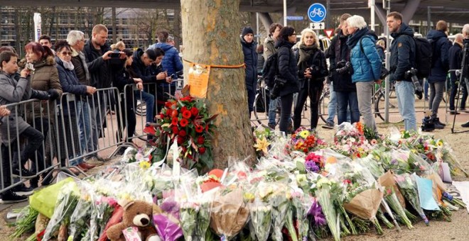 Flores depositadas en memoria de las víctimas del tiroteo en Utrecht. / EFE