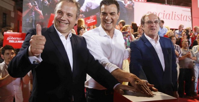 Antonio Miguel Carmona junto al secretario general del PSOE, Pedro Sánchez | EFE