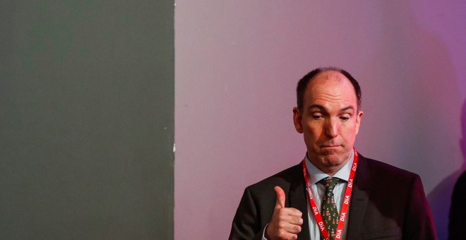 Stephan Ducharme, consejero de Dia en representación del fondo LetterOne (el fondo del rudo Mikhail Fridman), durante la junta de accionistas del grupo de supermercados. EFE/ Emilio Naranjo