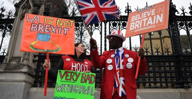 Manifestantes a favor del brexit protestan frente al Parlamento en Londres./EFE