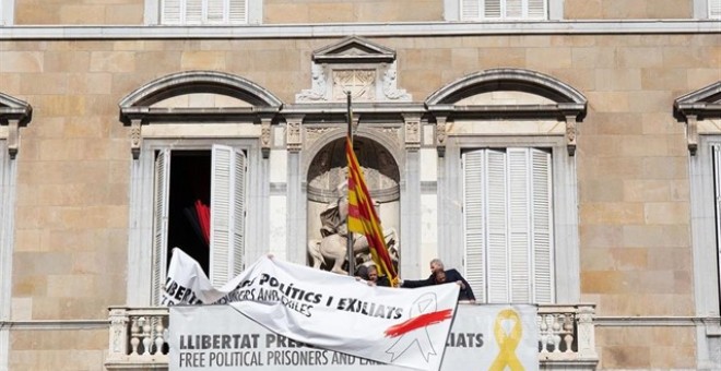 El nuevo cartel con el lazo blanco que el Govern ha colocado en la fachada del Palau de la Generalitat. - EUROPA PRESS
