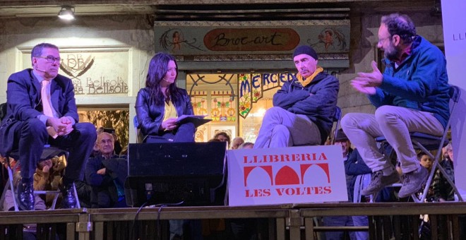 Jaume Alonso-Cuevillas en la presentació de llibre a la plaça del Vi de Girona, amb Mars Topor, Lluís Llach i Benet Salellas. JACK GOU