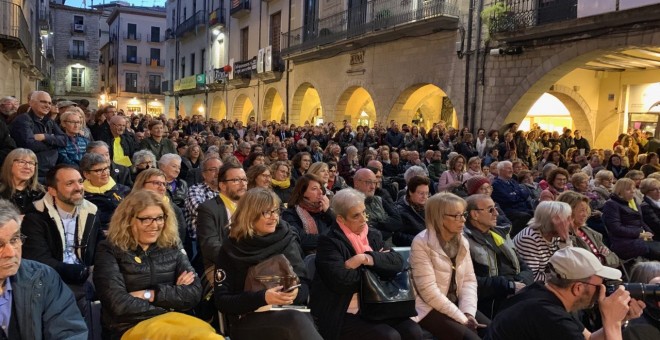Centenars de persones a la Plaça del Vi de Girona assisteixen a la presentació de llibre del jurista Jaume Alonso-Cuevillas. PÚBLIC
