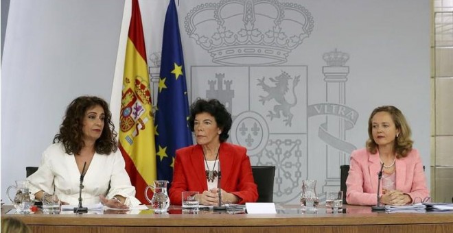 María Jesús Montero, Isabel Celáa y Nadia Calviño tras el Consejo de Ministros.- EFE