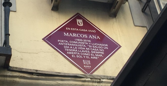 Una placa recuerda al poeta Marcos Ana como un 'luchador antifranquista' en la que fue su casa en Madrid. / EUROPA PRESS