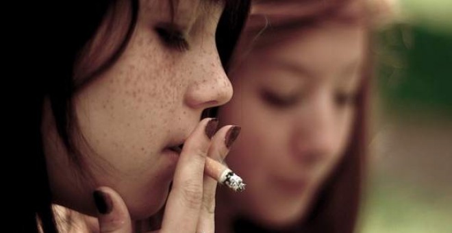 Una chica joven fumándose un cigarro. Foto: VALENTIN OTTONE/FLICKR