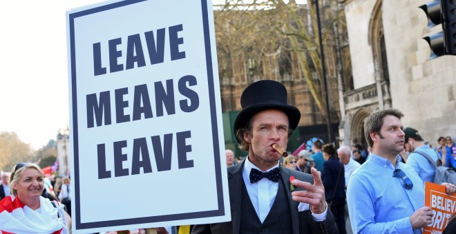29/03/2019 - Un hombre a favor del brexit se manifiesta en Londres con un cartel que indica 'irse significa irse'. / REUTES - DYLAN MARTINEZ