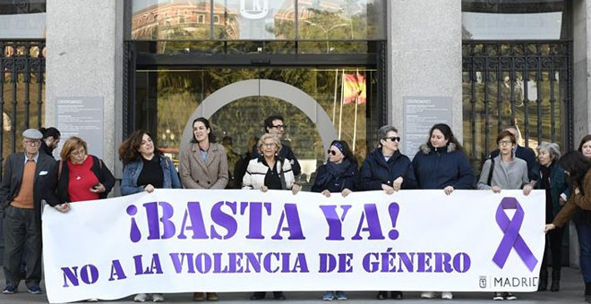 Concentración contra la violencia de género y los asesinatos machistas en el Ayuntamiento de Madrid. / VÍCTOR LERENA (EFE)