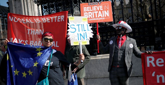 Ciudadanos a favor y en contra del brexit, ante el Parlamento británico. / REUTERS
