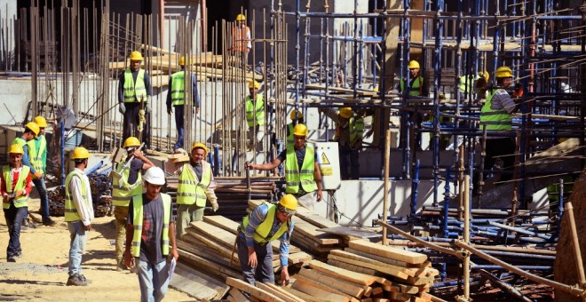 Trabajadores egipcios en la construcción de un nuevo edificio. MOHAMED EL-SHAHED / AFP