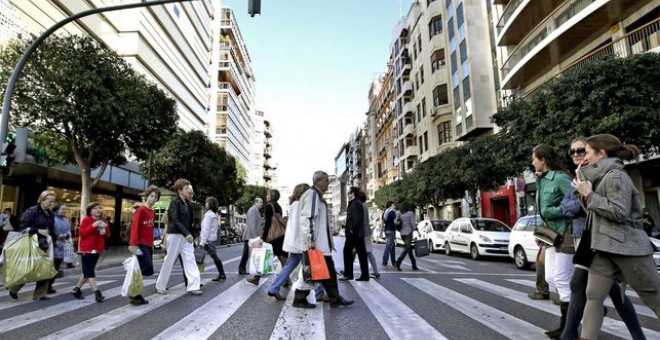 Varias personas cruzando un paso de peatones | EFE/ Archivo