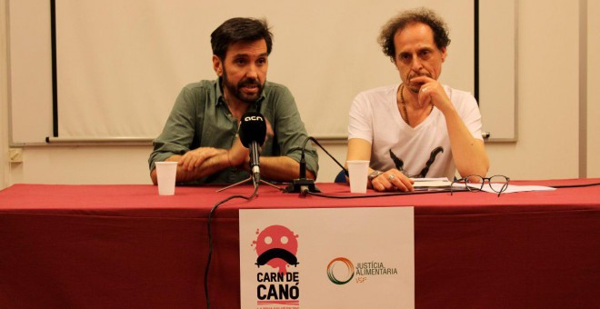 Javier Guzmán (d) i Ferran Garcia (e), en la roda de premsa de l'informe sobre el consum excessiu de carn. JUSTÍCIA ALIMENTÀRIA