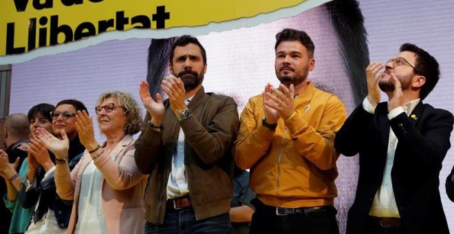 El número dos al Congrés per Barcelona, Gabriel Rufián, en finalitzar l'acte central de campanya d'ERC a Barcelona, amb el vicepresident del Govern, Pere Aragonès, el presidelt del Parlament, Roger Torrent. EFE/Toni ALbir