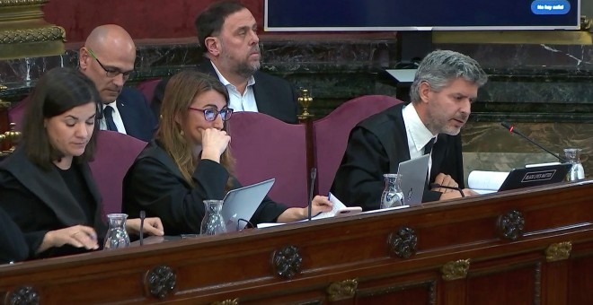 Andreu Van Den Eyden, abogado de Oriol Junqueras y Raül Romeva (sentados detrás de él), durante la sesión del juicio del procés, con la declaración como testigo del número dos del operativo de la Guardia Civil que lideró la investigación sobre los prepara