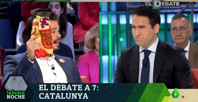 Momento del debate en el que Egea le regaló una bandera a Rufián. / La Sexta