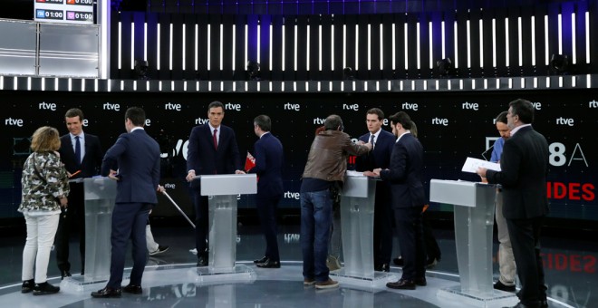 Pablo Casado (PP), Pedro Sanchez (PSOE), Albert Rivera (Ciudadanos) y Pablo Iglesias (Unidas Podemos), con sus asesores antes del comienzo del debate electoral en TVE. REUTERS/Sergio Perez