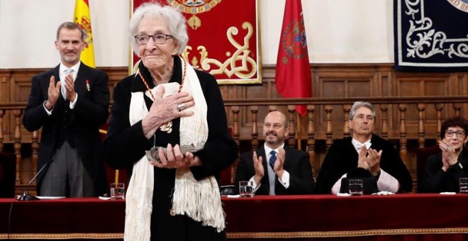 La poeta uruguaya Ida Vitale tras recibir el Premio de Literatura en Lengua Castellana Miguel de Cervantes 2018. - EFE