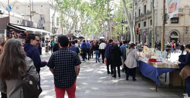 Una imatge de les Rambles de Barcelona durant aquest Sant Jordi de 2019. ADRIÁN CRESPO