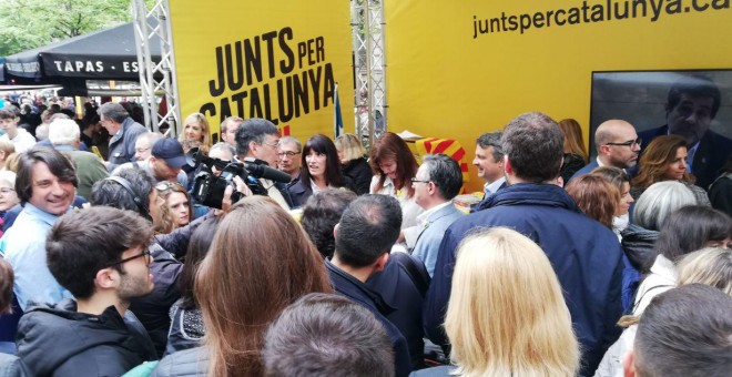 Candidats de Junts per Catalunya a la paradeta de la formació. ADRIÁN CRESPO