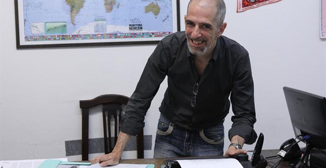 Gastón Rodríguez, residente en Argentina, posa junto a un fax para facilitar el voto desde el extranjero. / EFE